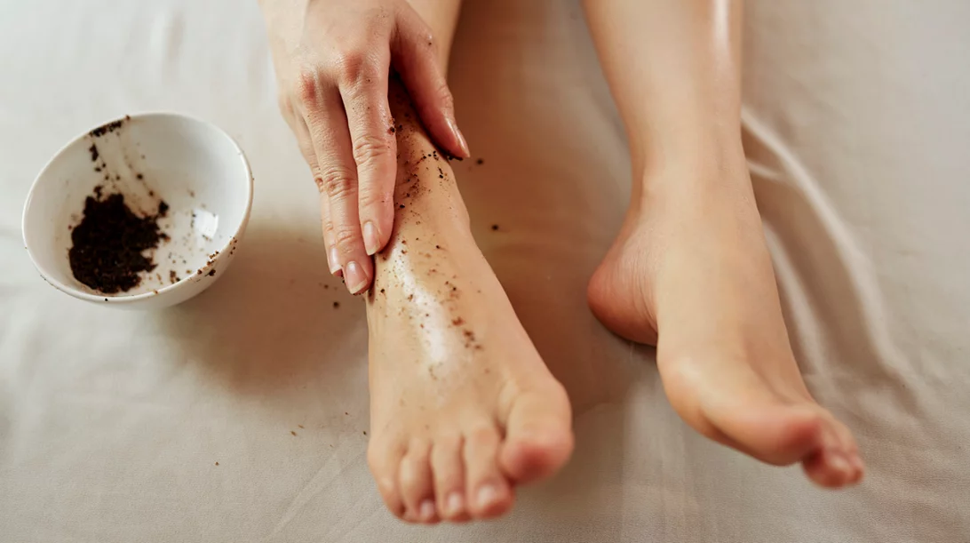 Σκασμένες φτέρνες: Η DIY συνταγή για ενυδάτωση που μπορείς να φτιάξεις σε 1᾽