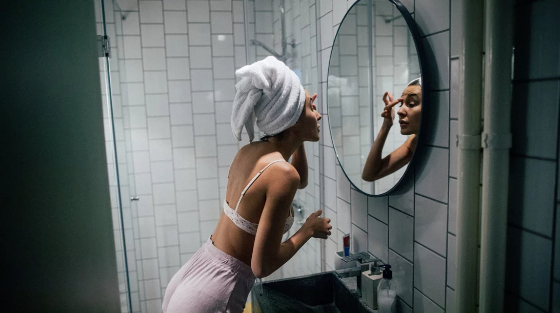 Κοιμάσαι με βρεγμένα μαλλιά; Σταμάτα το αμέσως γιατί "εγκυμονούν" κίνδυνοι