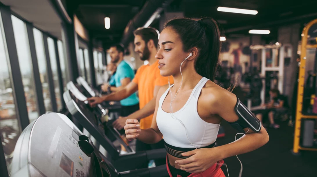 Περπάτημα στο διάδρομο: Η προπόνηση για απώλεια κιλών (και οι κινήσεις για ενδυνάμωση κοιλιάς)