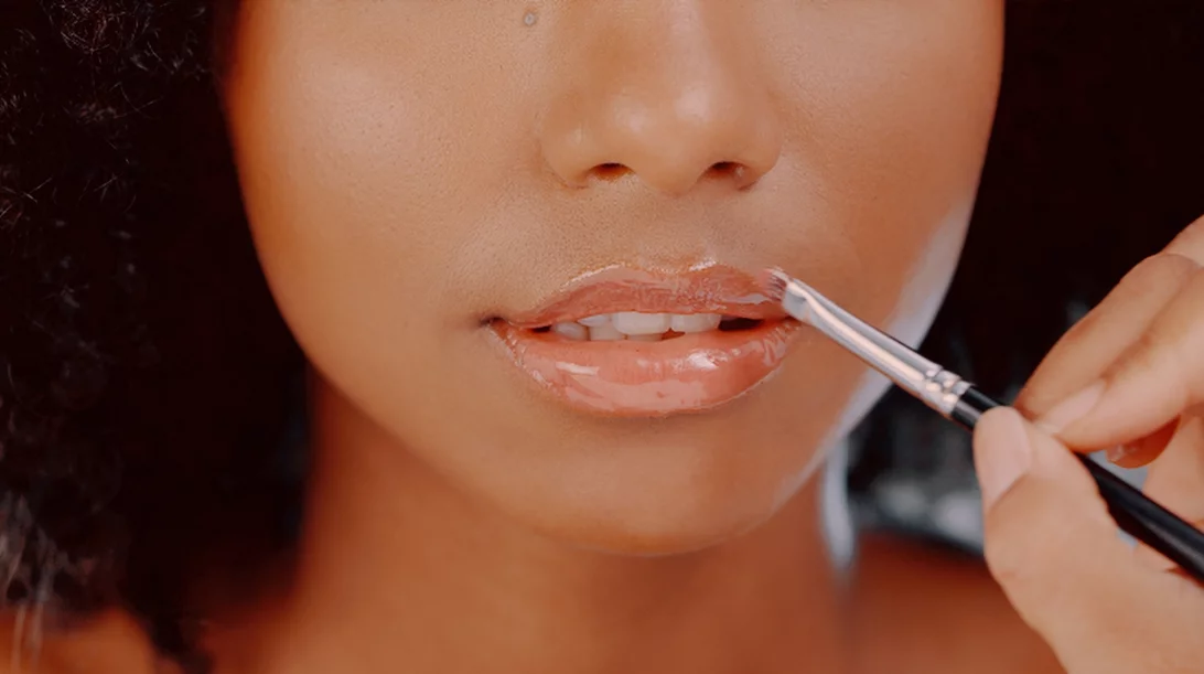 Glass lips: Πώς θα πετύχεις τα λαμπερά, glossy χείλη που είναι η μεγαλύτερη τάση φέτος
