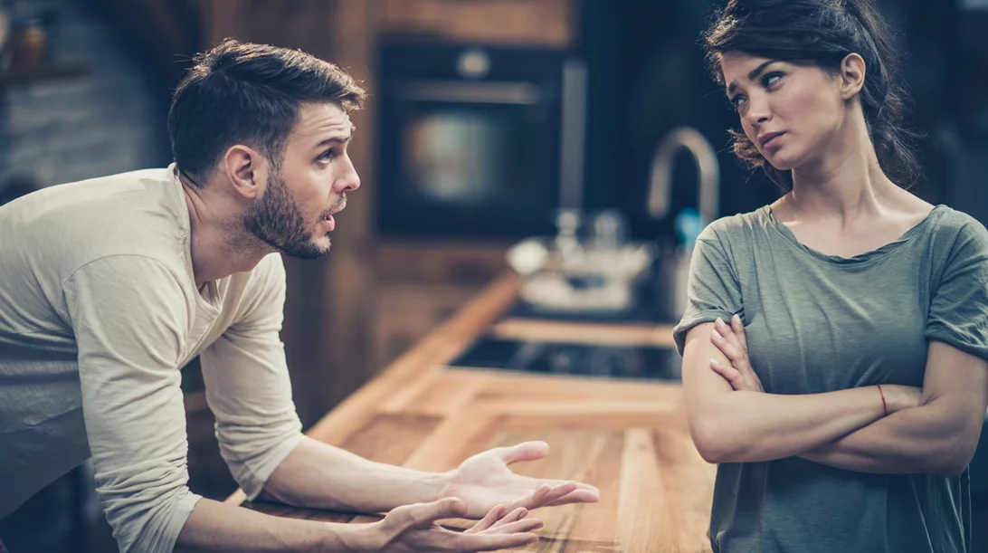 Το χαρακτηριστικό που δείχνει ότι ο σύντροφός σου είναι ψεύτης