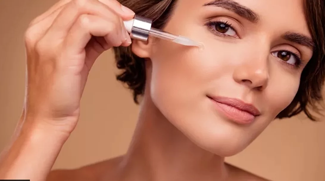 "Σβήνουν" μια δεκαετία από το πρόσωπο - 3 πολυτελείς οροί προσώπου