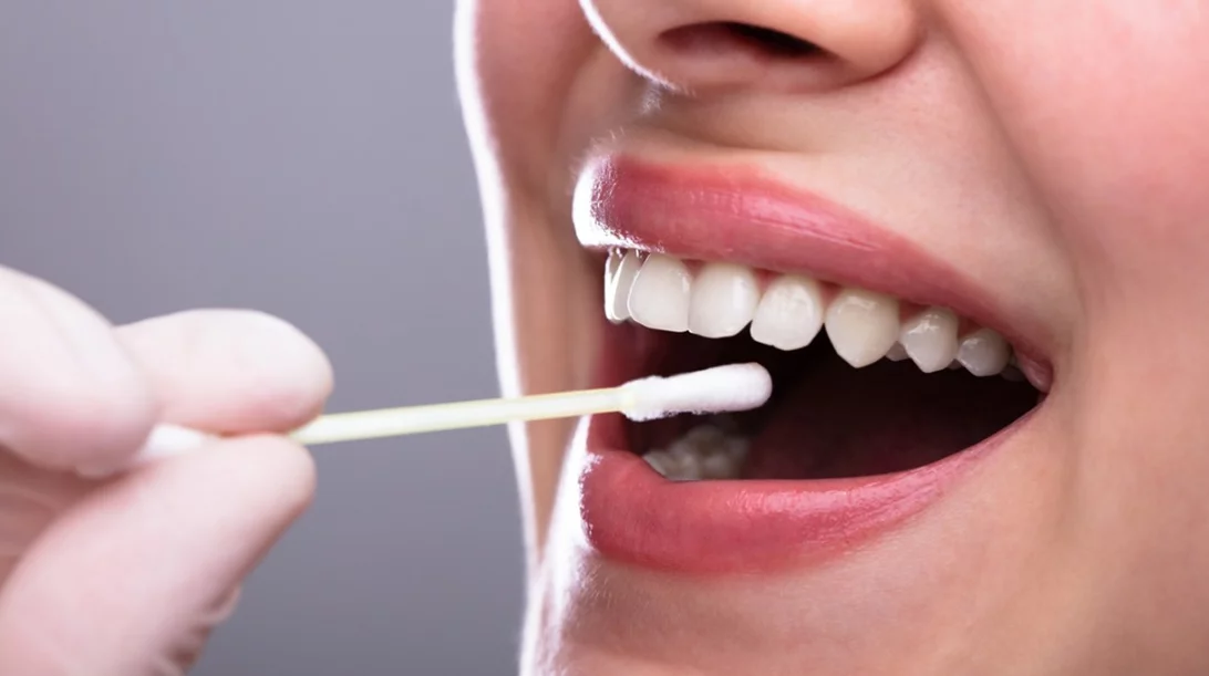 Μεταδίδεται ο κορονοϊός με το σάλιο; Τι ισχύει για τους ασυμπτωματικούς;