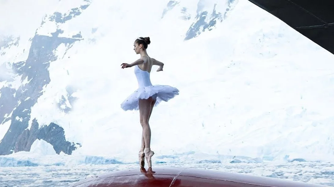 Victoria Dauberville: Η μπαλαρίνα που έγινε viral χορεύοντας στην κορυφή πλοίου στην Ανταρκτική