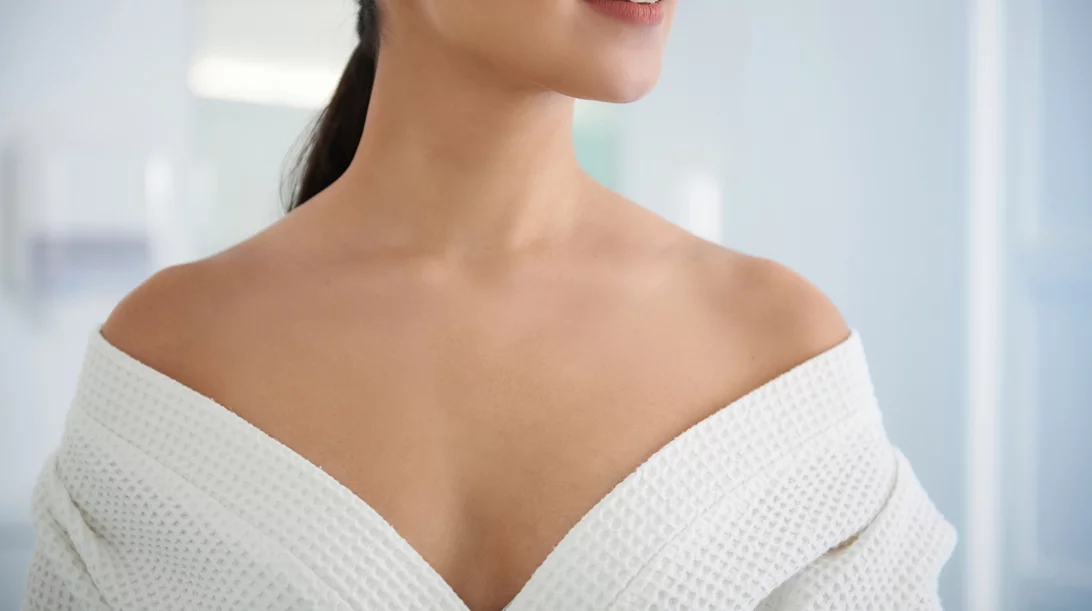 Ρυτίδες στον λαιμό και το ντεκολτέ: Πώς θα τις μειώσεις αποτελεσματικά