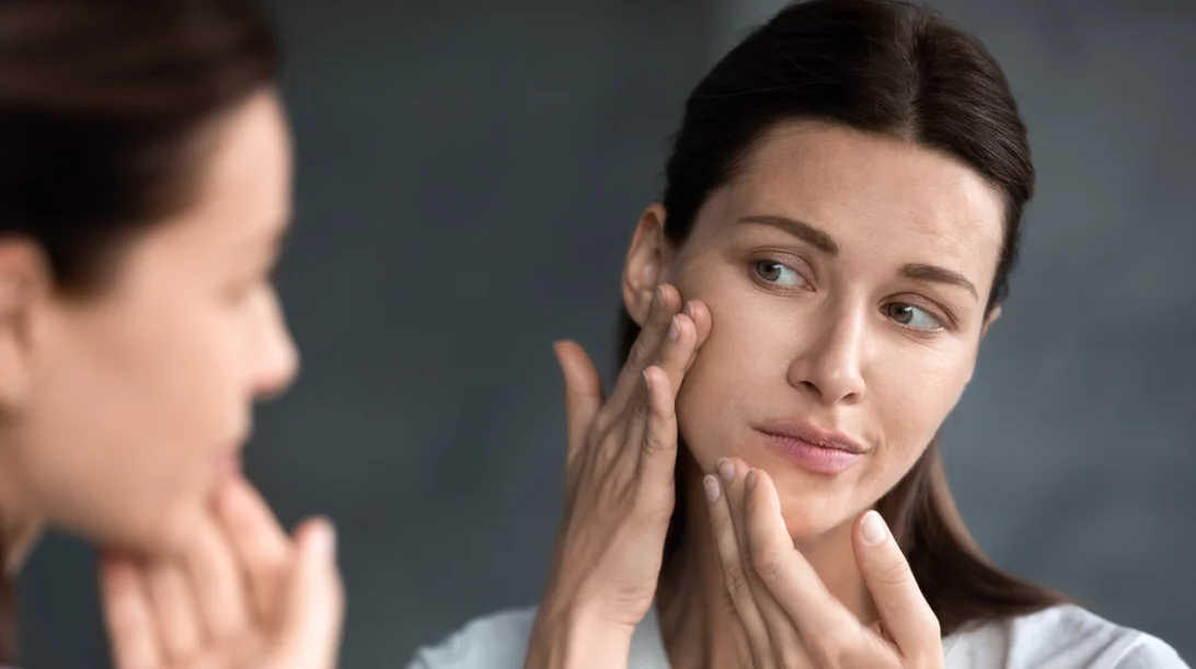 Έχεις δέρμα με ακμή; Μάθε τι φταίει, τι μπορείς να κάνεις μόνη σου και τι στο γιατρό σου