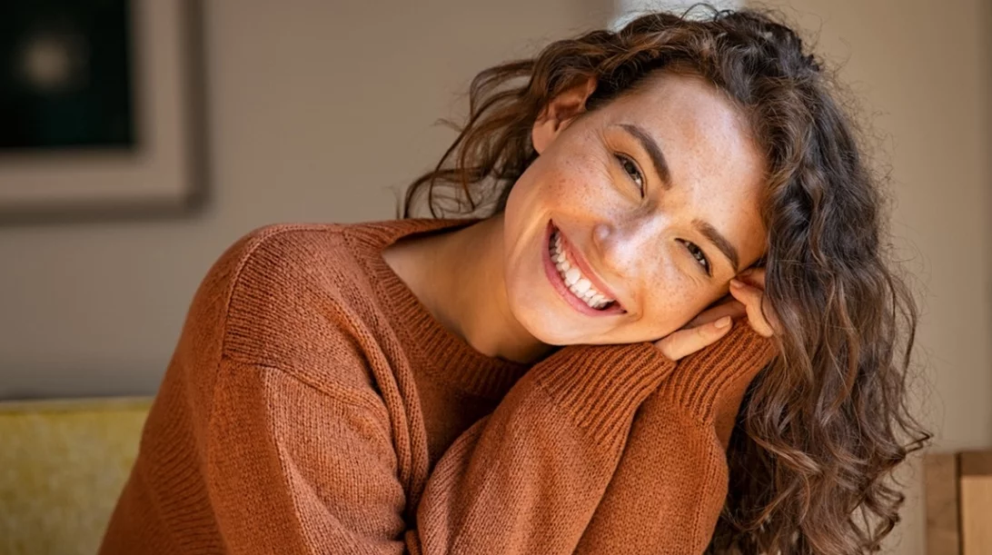 Πώς μπορεί να με βοηθήσει ο οδοντίατρος να αποκτήσω ένα πιο ελκυστικό χαμόγελο