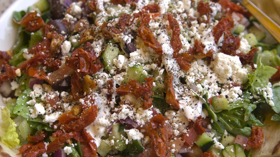 Μεσογειακή σαλάτα: Ένα κύριο γεύμα ελαφρύ, δροσερό και γεμάτο θρεπτικά συστατικά