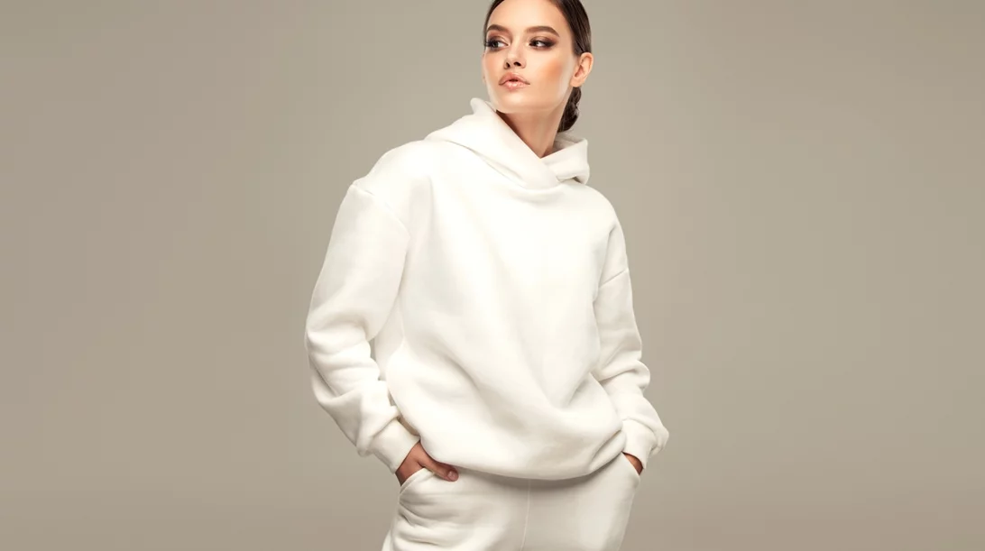 Very demure, Very mindful | Πώς μεταφράζεται στιλιστικά το νέο TikTok trend;