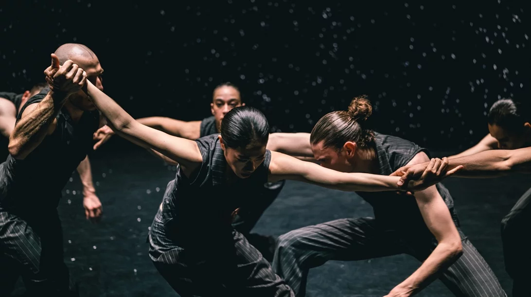 Nederlands Dans Theater: Η κορυφαία ομάδα σύγχρονου χορού επιστρέφει στο Μέγαρο με ένα υπέροχο χορευτικό τρίπτυχο