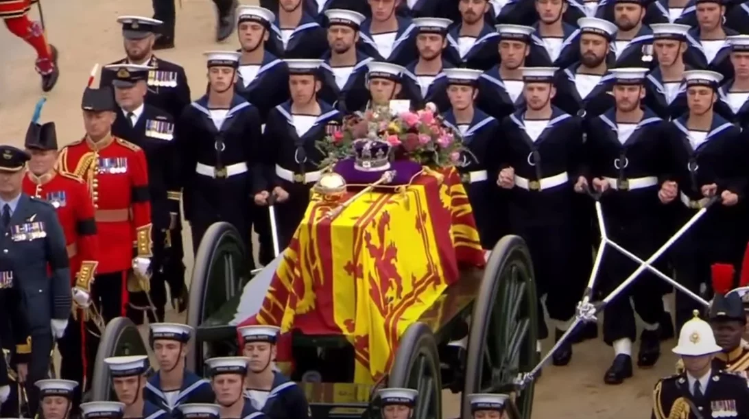 Στην κηδεία της Ελισάβετ η πριγκίπισσα Σαρλότ και ο πρίγκιπας Τζορτζ: Τι λέει η ειδικός για το αν "πρέπει" να παίρνουμε τα παιδιά σε κηδεία