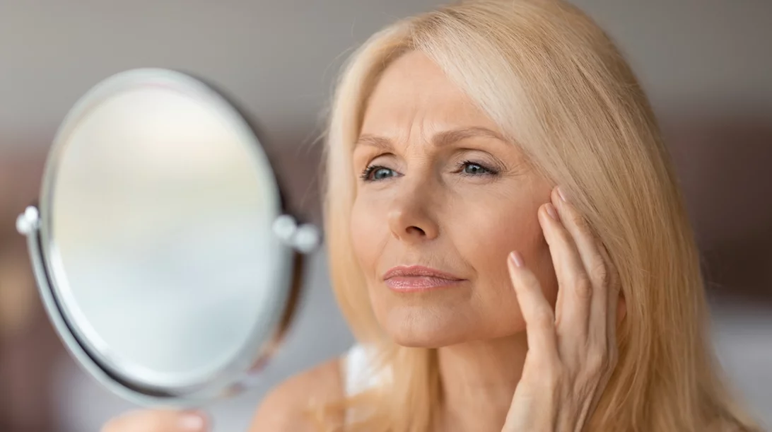 Μακιγιάζ στα μάτια μετά τα 50: Οι συμβουλές που αξίζει να ακολουθήσεις για ανάλαφρα looks που καμουφλάρουν τις ρυτίδες