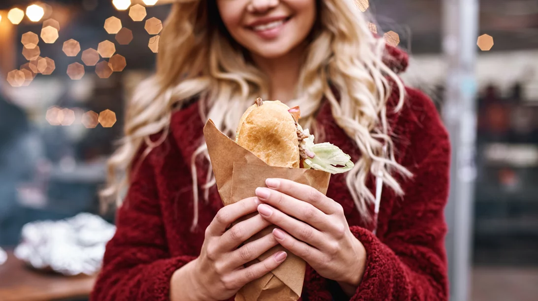 Μπορείς να τρως junk food ενώ προσέχεις τη διατροφή σου;