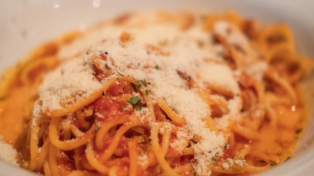 Η λαδομακαρονάδα του καλοκαιριού: με ωμή ντομάτα, σκόρδο και φέτα βαρέλι