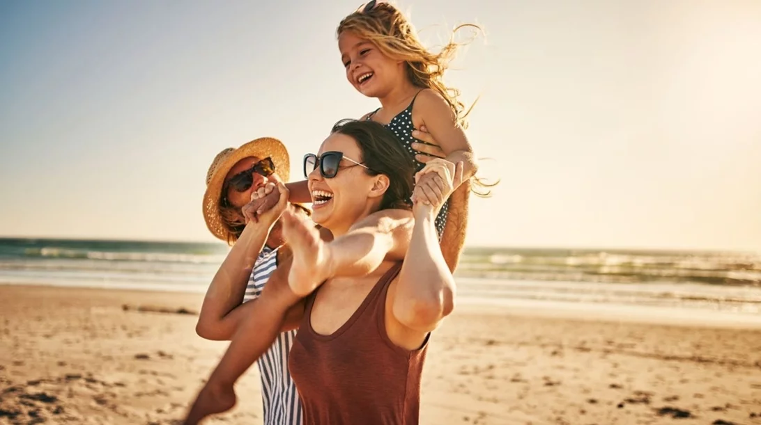 All-in sun care: Τα summer sets που προσφέρουν αντηλιακή προστασία σε όλη την οικογένεια