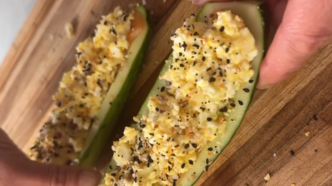 Σούπερ πρωτεΐνικές "βάρκες" αγγουριού: Ένα λαχταριστκό και ελαφρύ σνακ