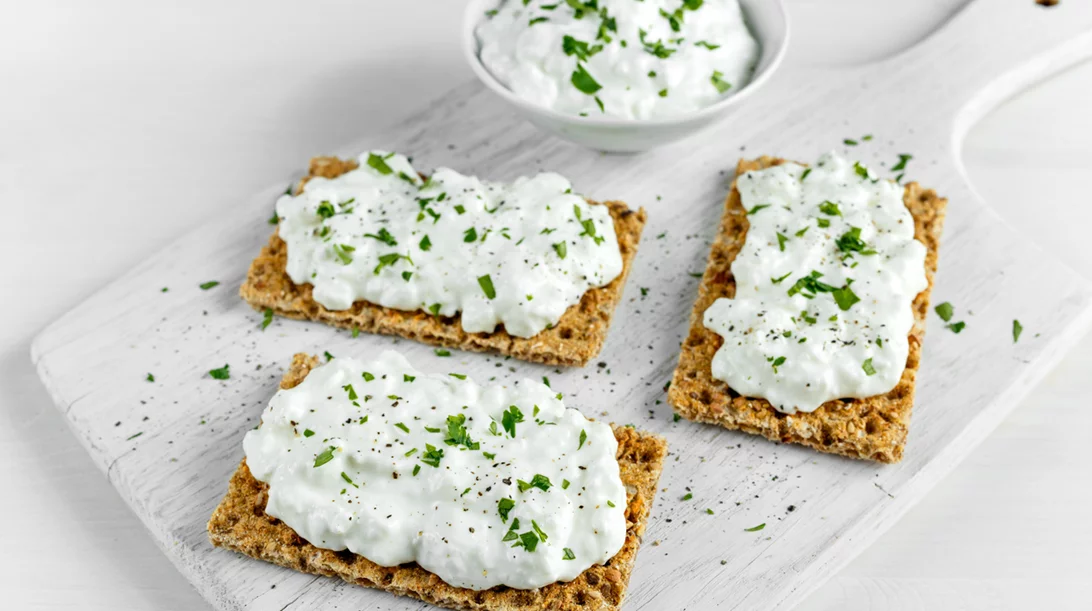 Σνακ πριν τον ύπνο: 3 κανόνες για να σε ωφελήσει το τσιμπολόγημα πριν κοιμηθείς