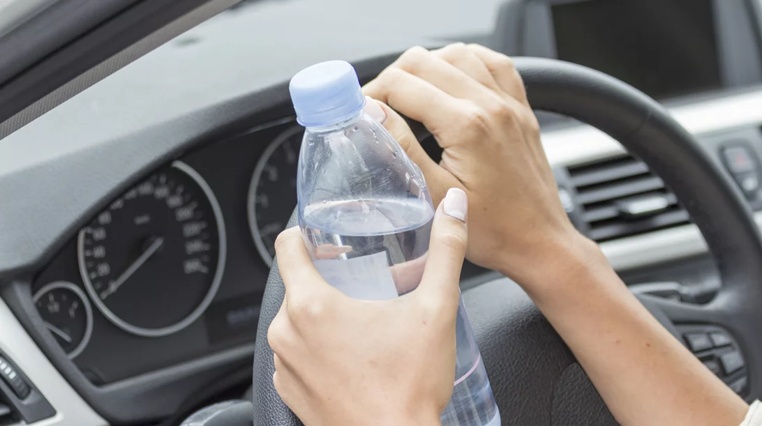 Γιατί δεν πρέπει ποτέ να αφήνουμε μπουκάλι νερού μέσα στο αυτοκίνητο