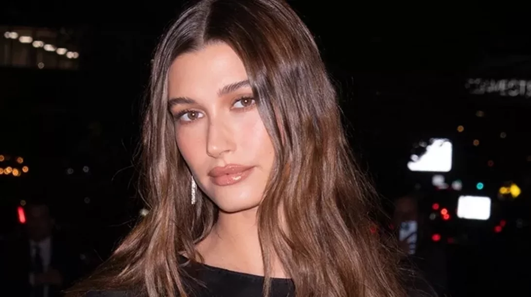 7 άκρως κολακευτικές καφέ mascaras που σίγουρα θα ενέκρινε η Hailey Bieber