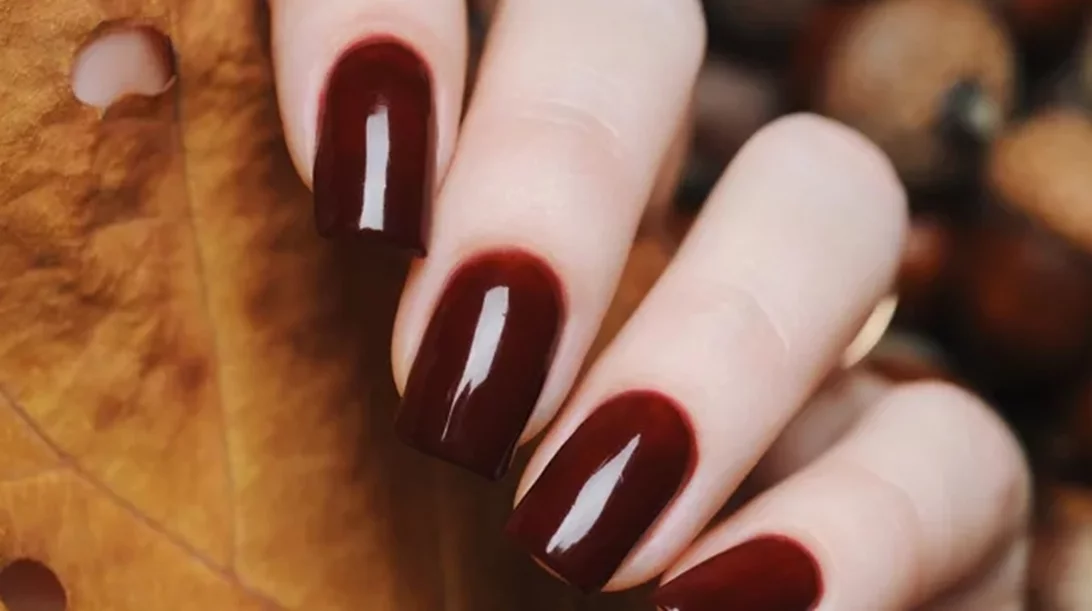 Έχεις λεπτά νύχια που σπάνε εύκολα; Το TikTok trend που υπόσχεται πιο δυνατά νύχια σε μόλις 1 εβδομάδα