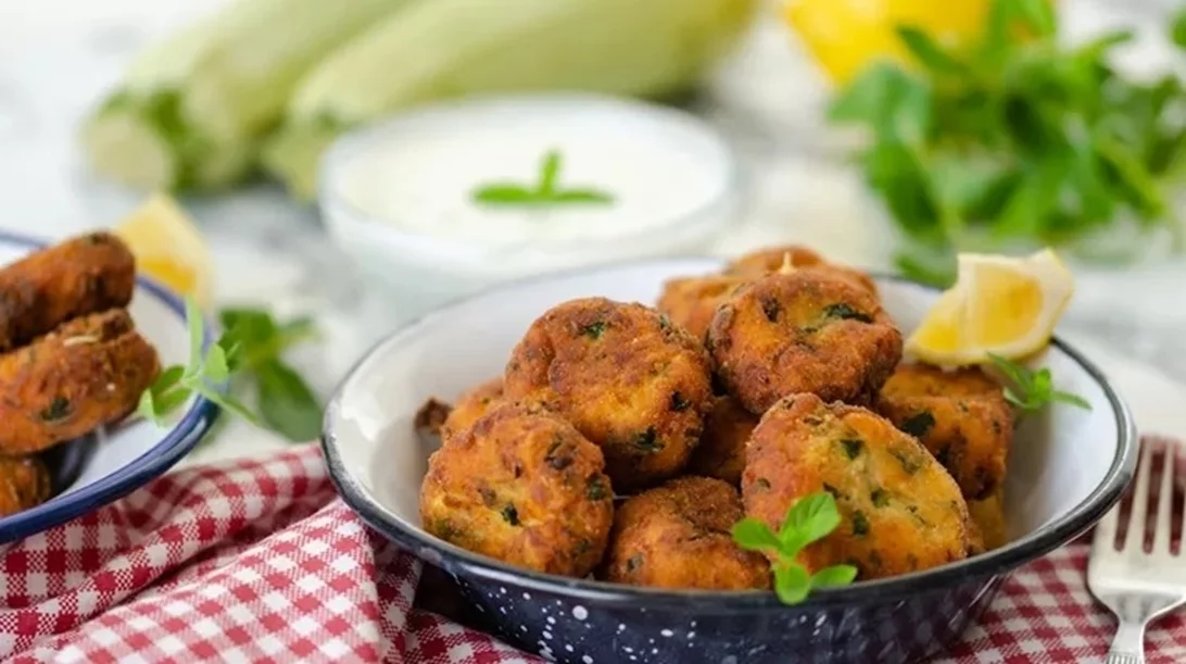 Ο απόλυτος μεζές του καλοκαιριού: Οι πιο εύκολοι και yummy κολοκυθοκεφτέδες της Αργυρώς Μπαρμπαρίγου