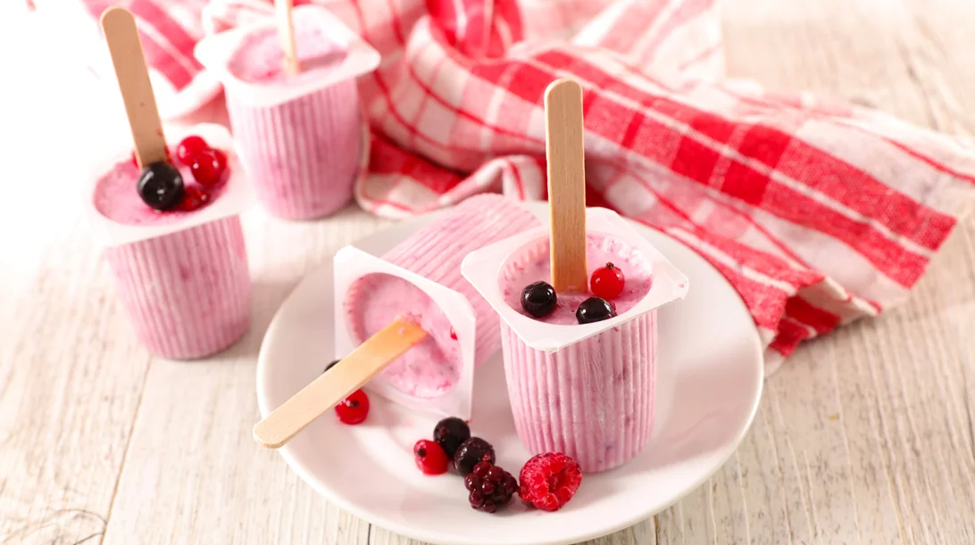 Συνταγή για frozen yogurt με γεύση raspberry: μόνο με 4 υλικά