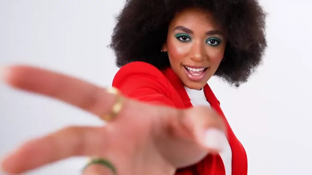 Η Αγάπη Μπρουκς μιλά για τις στιγμές που ένιωσε ότι η ομορφιά έχει χώρο για όλους