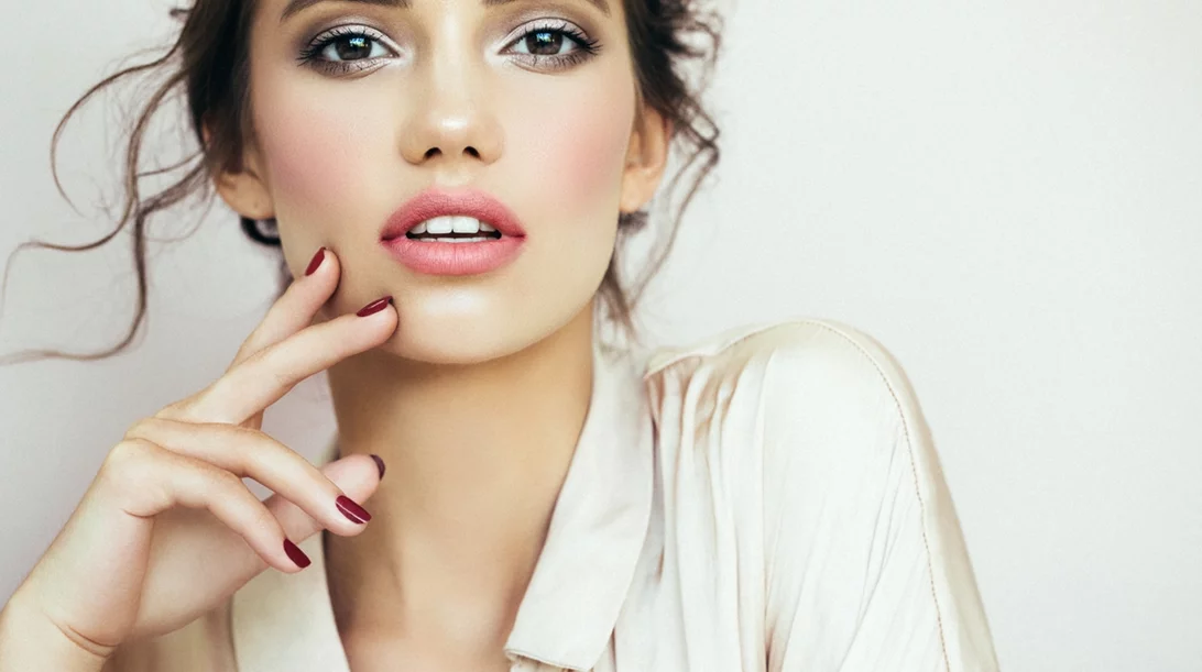 Eyes that pop | Η deep blue απόχρωση είναι αυτή που κολακεύει απόλυτα τα καστανά μάτια