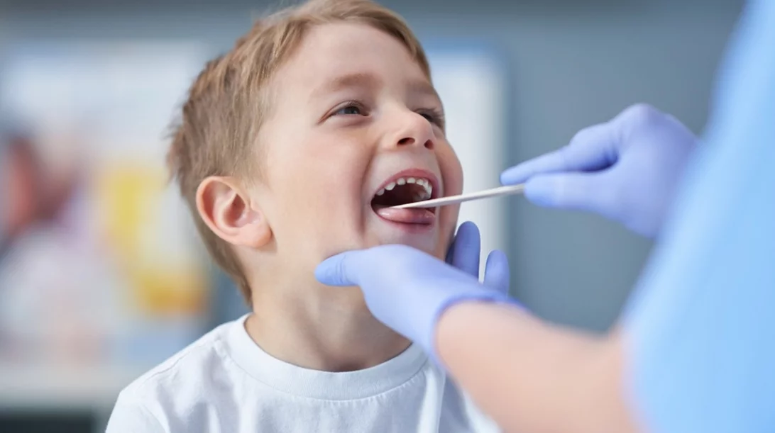 Στρεπτόκοκκος: Πώς γίνεται η διάγνωση, τι πρέπει να προσέχουν οι γονείς