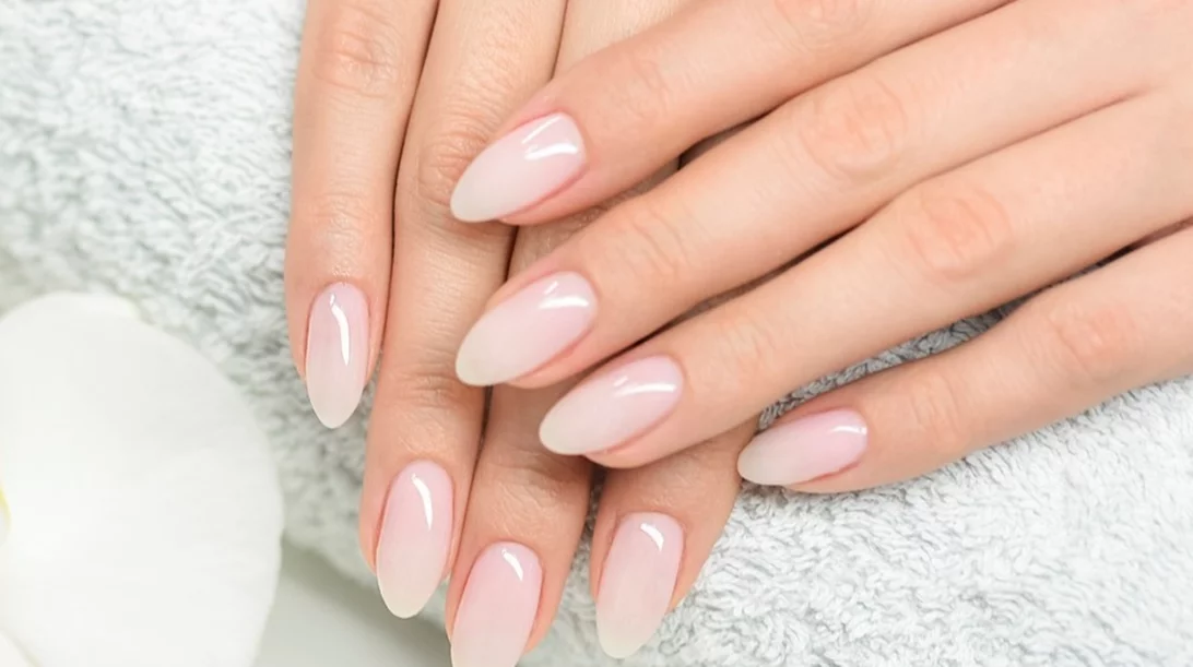 Velvet nail trend: Τα βελούδινα νύχια είναι το πιο ταιριαστό μανικιούρ για τις γιορτές