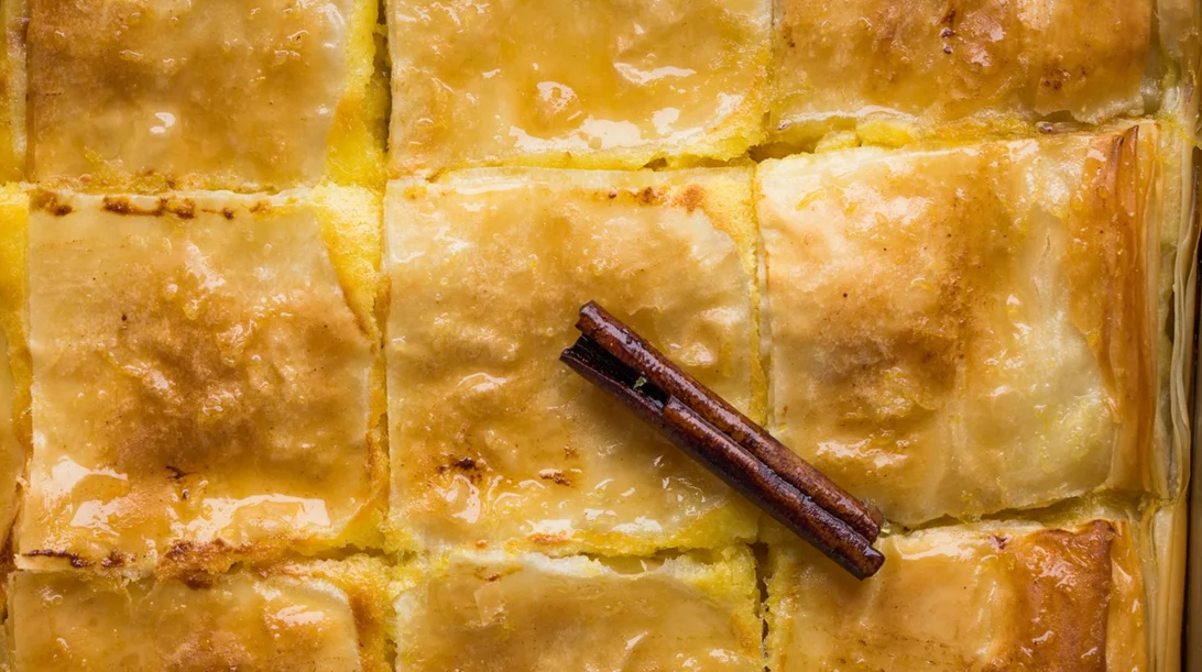 Θεϊκό γαλακτομπούρεκο με αμύγδαλα από τον Άκη Πετρετζίκη