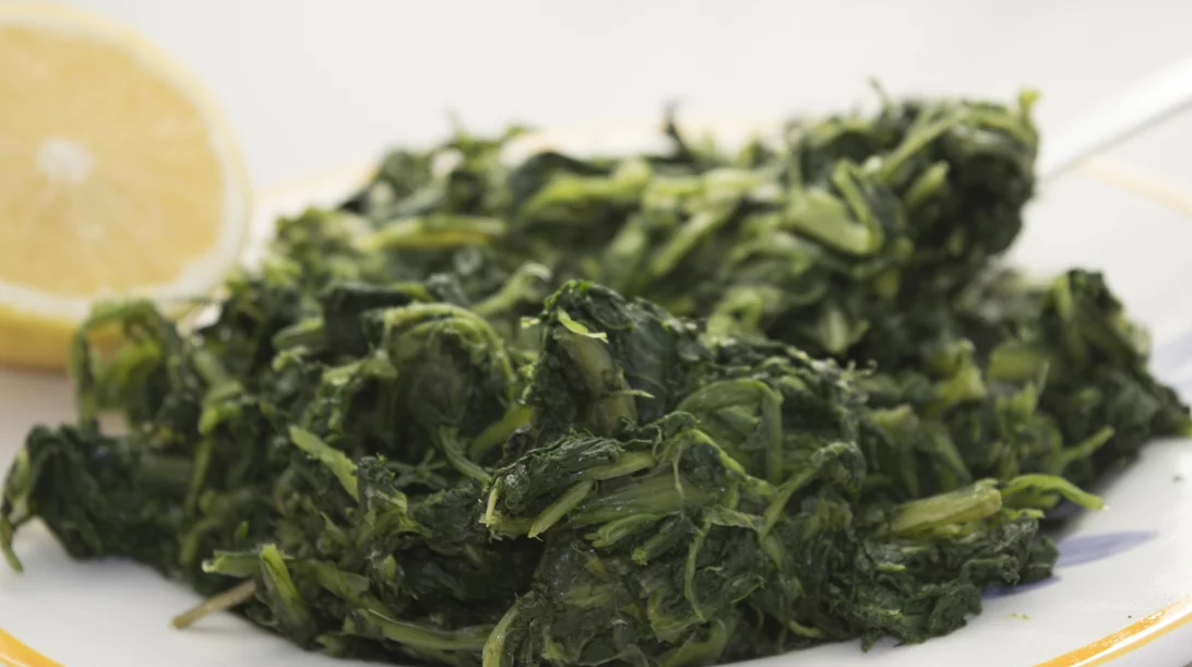 Βραστά χόρτα: Πόσα λεπτά θέλουν για τέλειο βράσιμο; Ο απόλυτος οδηγός