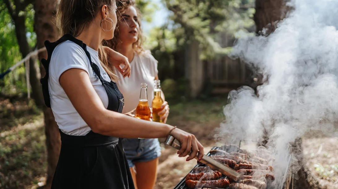 5 κίνδυνοι υγείας που κρύβει η ψησταριά για τα μάτια σου