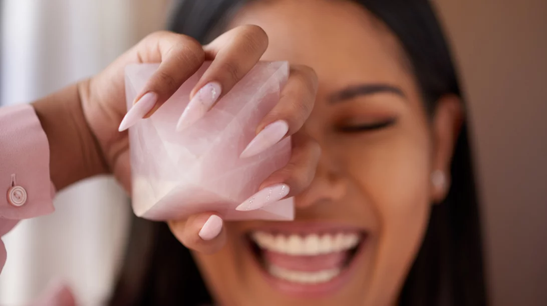 Τα ροζ μανικιούρ που υιοθετούν τώρα οι πιο στιλάτες γυναίκες