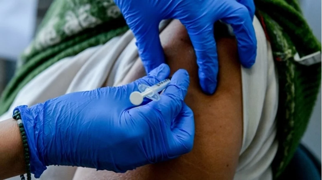 "Σύνδρομο μετά τον εμβολιασμό": Τι συμβαίνει με τις σπάνιες παρενέργειες του εμβολίου κατά του κορονοϊού