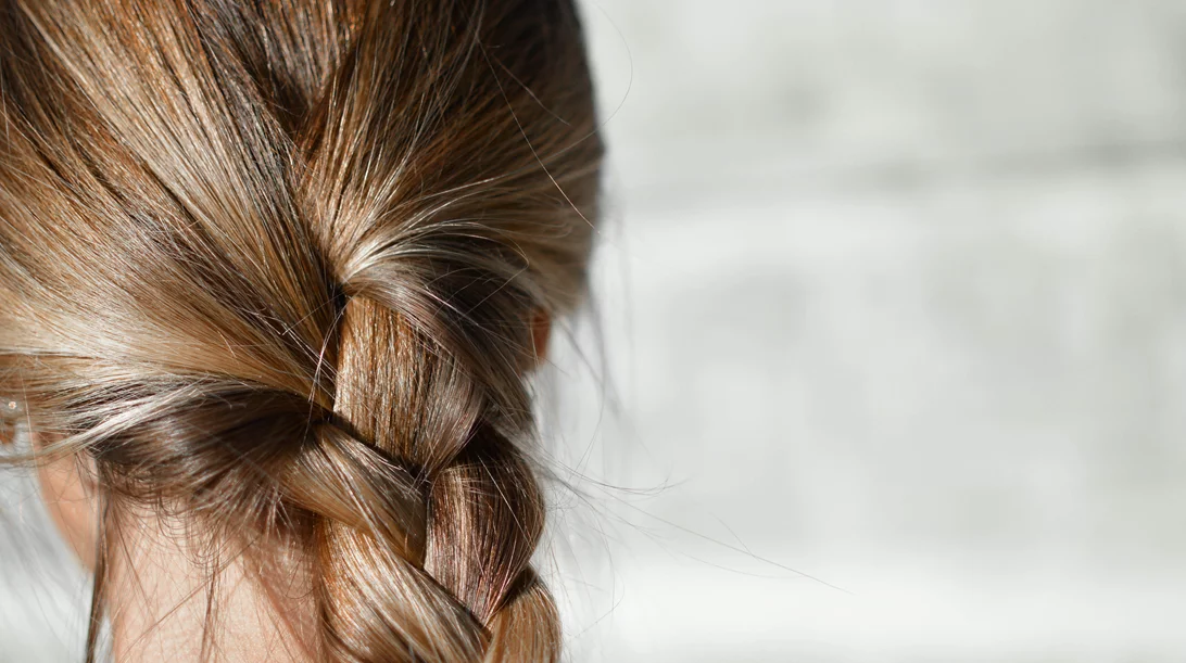 Μαλλιά χωρίς όγκο: 6 χτενίσματα που θα τα κάνουν να φαίνονται πιο πλούσια στη στιγμή