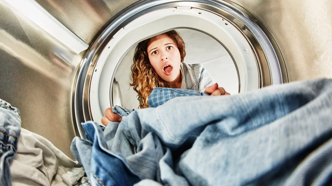Μυρίζουν τα ρούχα σου μούχλα; Πώς θα απαλλαγείς