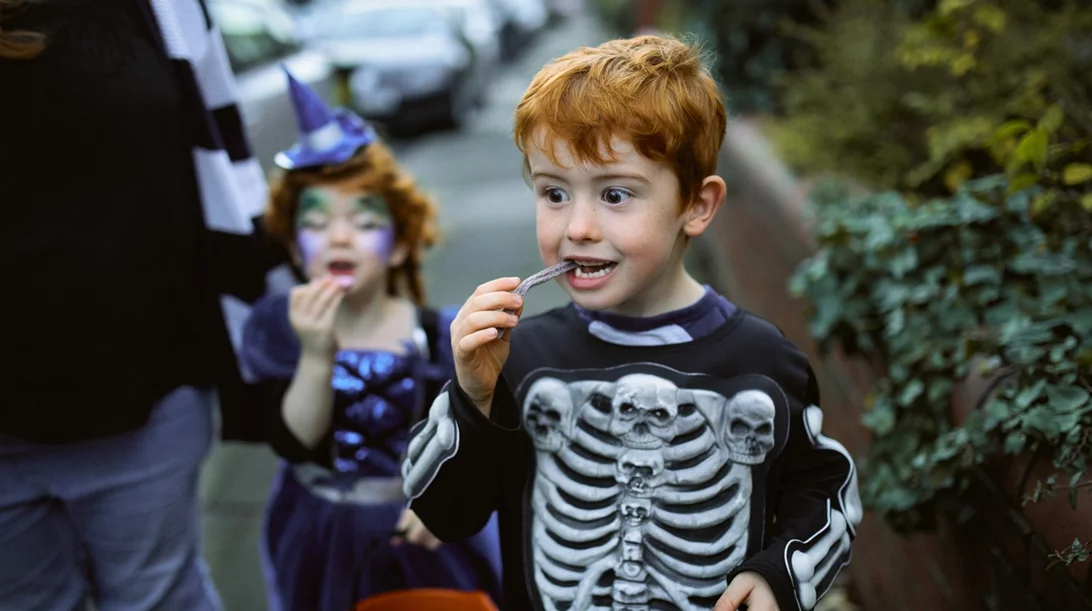 Έκθεση αποκαλύπτει: 8 στις 10 παιδικές στολές που πωλούνται online θα μπορούσαν να σκοτώσουν