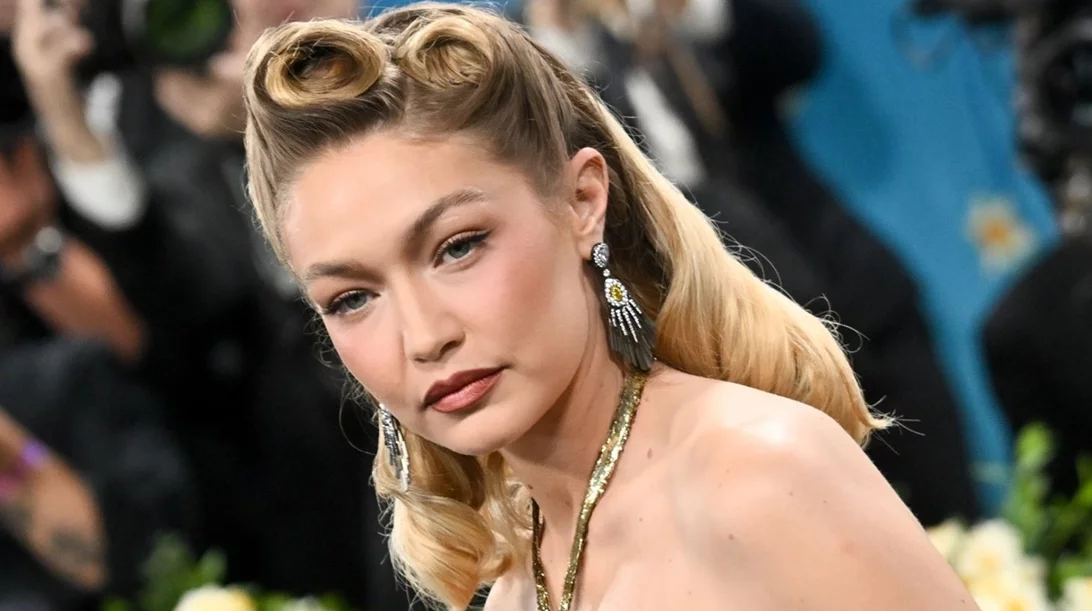 4 σωτήρια tips που θα περιορίσουν το ανεπιθύμητο φριζάρισμα στα μαλλιά σου