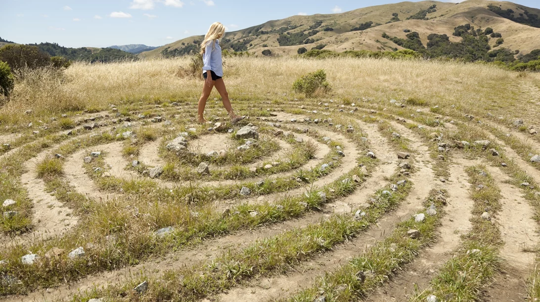 Πώς το περπάτημα σε λαβύρινθο ωφελεί την υγεία σου;