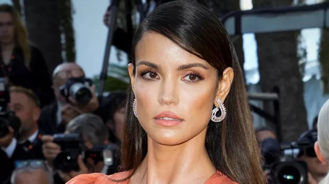 Γάμος σε νησί: 3 hair looks που θα σε χρίσουν την πιο chic καλεσμένη της βραδιάς