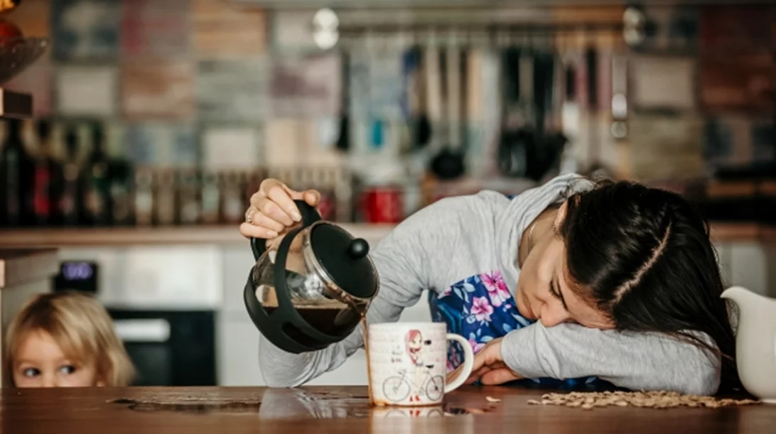 Έρευνα επιβεβαιώνει ότι οι μπαμπάδες κοιμούνται περισσότερο από τις μαμάδες