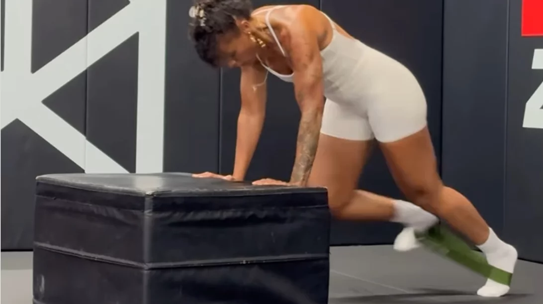 5 αερόβιες ασκήσεις σε πλειομετρικό κουτί από τη διάσημη trainer