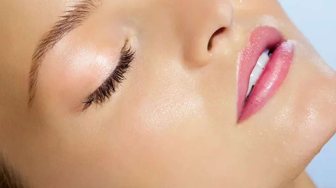 H δερματολόγος εξηγεί: Οι θεραπείες που θα κάνουν την επιδερμίδα σου να λάμψει