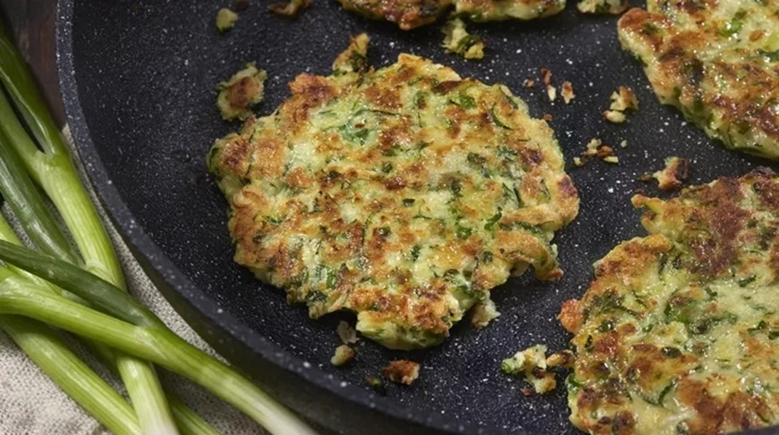 Σαν τηγανητοί: Η πιο εύκολη συνταγή για απίστευτους κολοκυθοκεφτέδες στον φούρνο