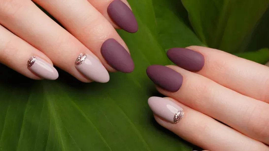 Βελούδινα νύχια: Το nail trend που έχει κατακλύσει το Instagram