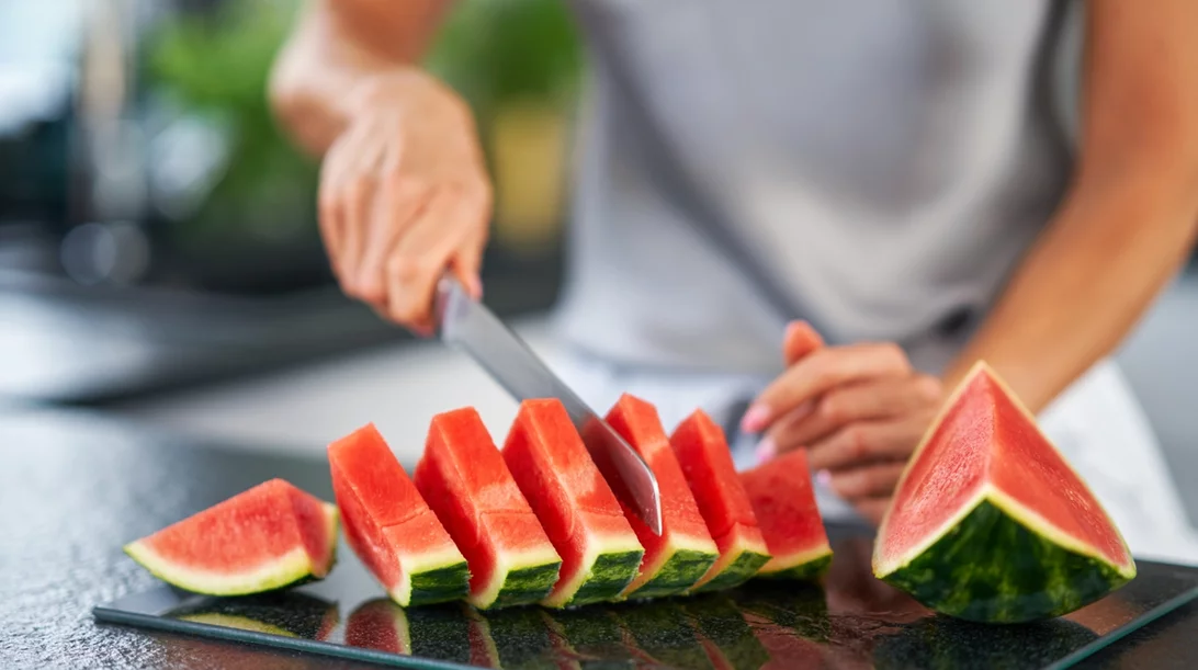 Πέντε φρούτα και λαχανικά που μας βοηθάνε να παραμένουμε ενυδατωμένοι το καλοκαίρι