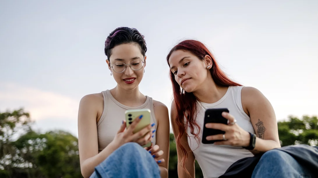 Κοιτάς το κινητό σου αντί να μιλήσεις με τους γύρω σου; Μήπως κάνεις... Phubbing;