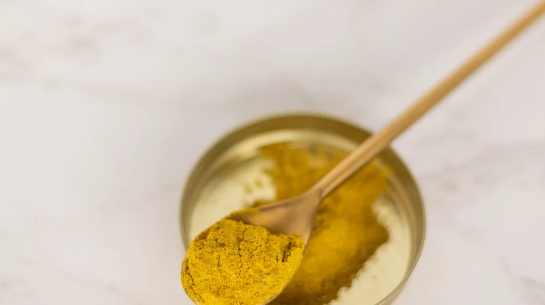 Πότε να ΜΗΝ τρως κουρκουμά: 5 παρενέργειες που όλοι πρέπει να γνωρίζουν