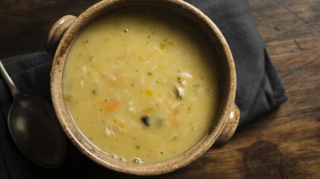 Συνταγή για την πιο "μαμαδίστικη" κοτόσουπα - Ιδανική και για ιώσεις